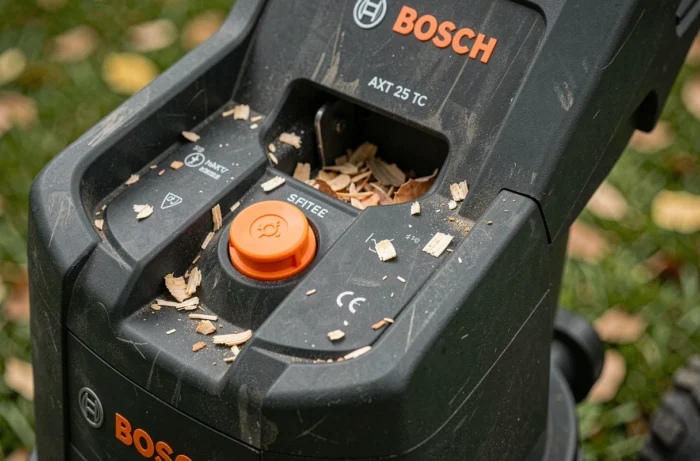 Gros plan sur le panneau de commande et la trémie du broyeur Bosch AXT 25 TC avec détails de texture